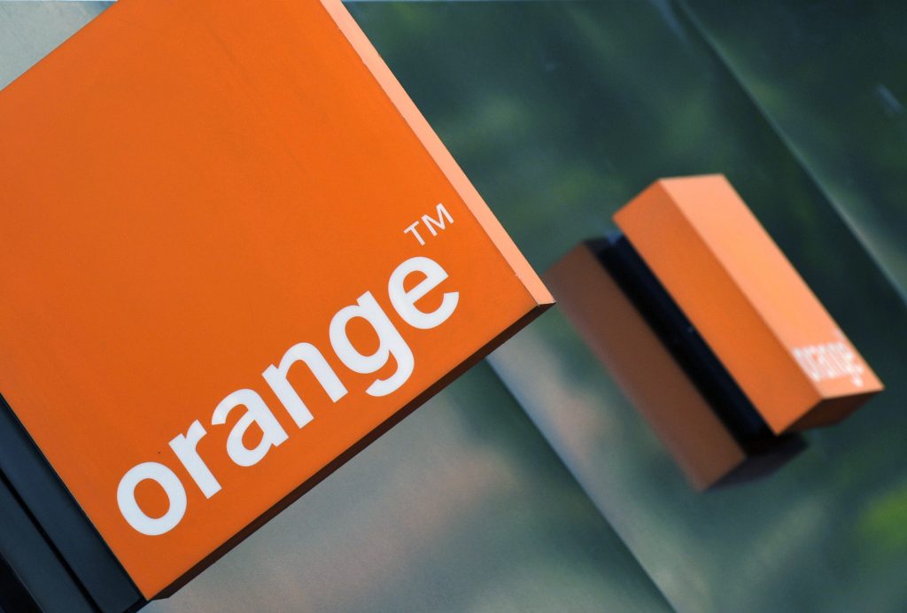 A logo of the Orange mobile phone network provider is seen on a retail store in central London September 8, 2009. Deutsche Telekom and France Telecom plan to merge their British mobile units, responding to intense competition with a venture that would grab top spot in the crowded UK market. Setting out their plans on Tuesday, the partners said they plan to reach an agreement by the end of October and hope to get approval by mid 2010 for a combination of their British T-Mobile and Orange brands which could present a fresh challenge to market leaders O2 and Vodafone PLC. REUTERS/Toby Melville (BRITAIN BUSINESS) - RTR27KYK
