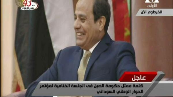 بالفيديو..السيسي ينفجر في الضحك في مؤتمر الخرطوم 1 96