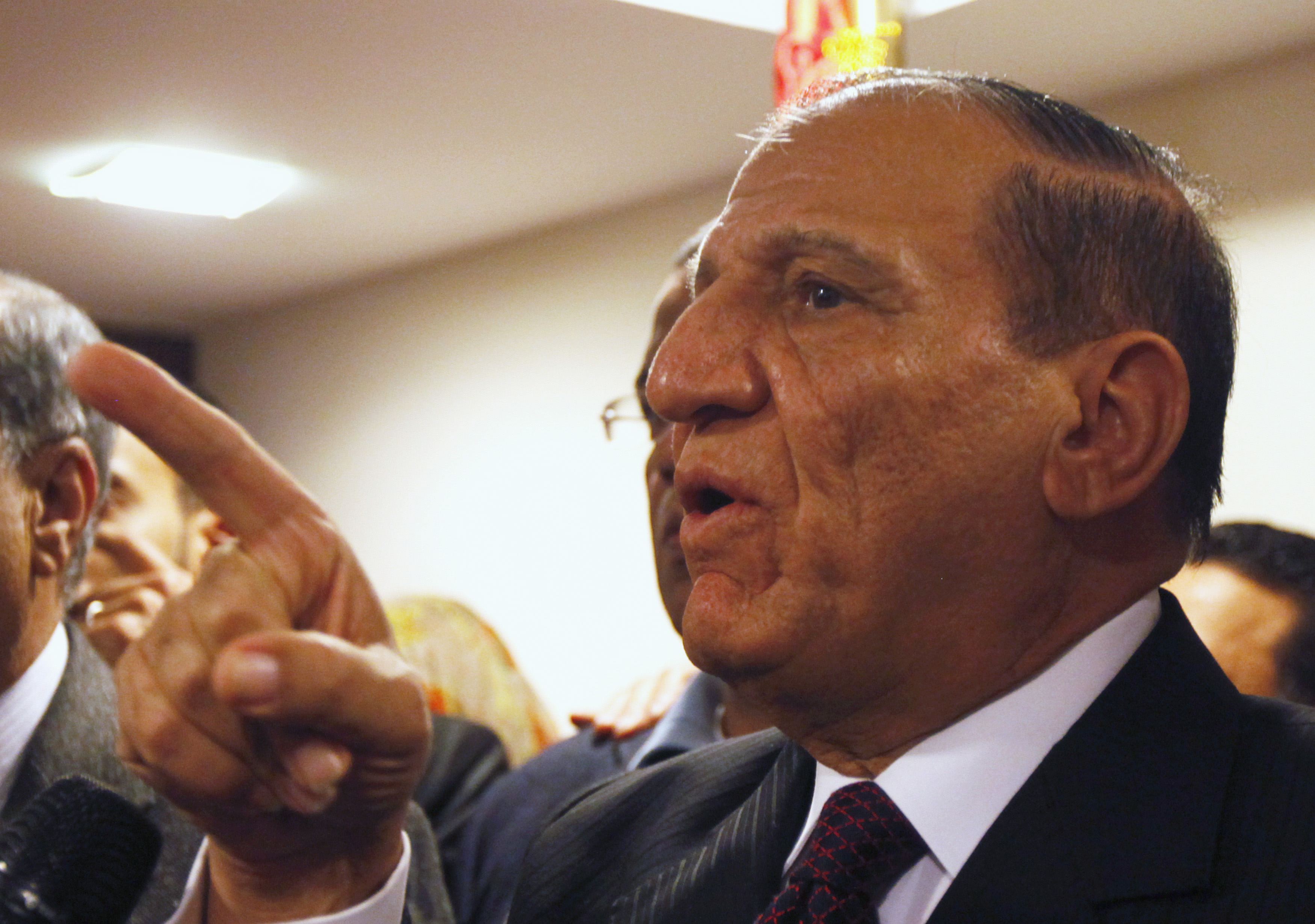 سامي عنان ومحمد منير وحماقي يشاركون في عزاء محمود عبد العزيز 1 Egypt's former army chief of staff Sami Anan, speaks during news conference at his office in Cairo