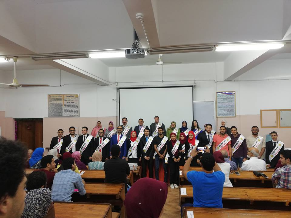 نائب رئيس جامعة الزقازيق يشارك في تكريم المتفوقين بكلية الصيدلة 1 نائب رئيس الجامعة يشارك في حفل المتميزين الرابع بكلية الصيدلة