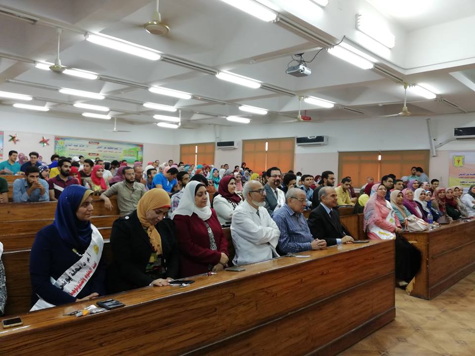 نائب رئيس جامعة الزقازيق يشارك في تكريم المتفوقين بكلية الصيدلة 3 نائب رئيس الجامعة يشارك في حفل المتميزين الرابع بكلية الصيدلة