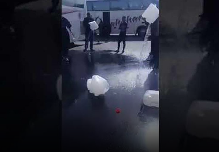 السعودية ترد على إلقاء مياه زمزم على الأرض 1 إلقاء مياه زمزم على الأرض