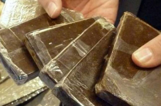مكافحة المخدرات في العاشر من رمضان تضبط عاطلان بحوزتهما 12 كليو حشيش 1 حشيش