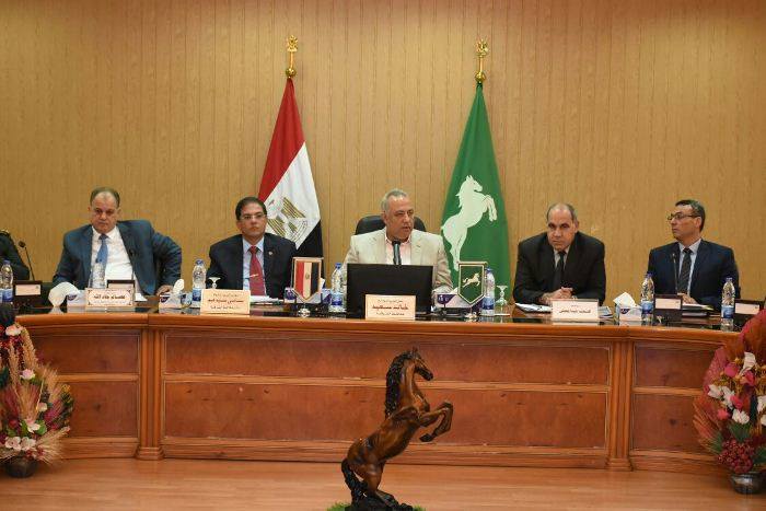محافظ الشرقية خلال الاجتماع التنفيذي