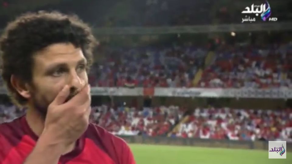 لحظة بكاء حسام غالي في مباراة اعتزاله أمام أياكس الهولندي 2 بكاء حسام غالي في مباراة اعتزاله