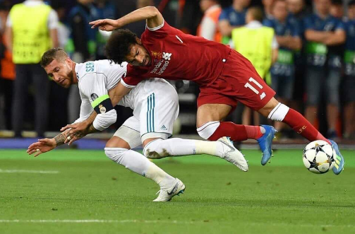 حقيقة ترك محمد صلاح معسكر المنتخب للقاء راموس 1 راموس على إصابة محمد صلاح