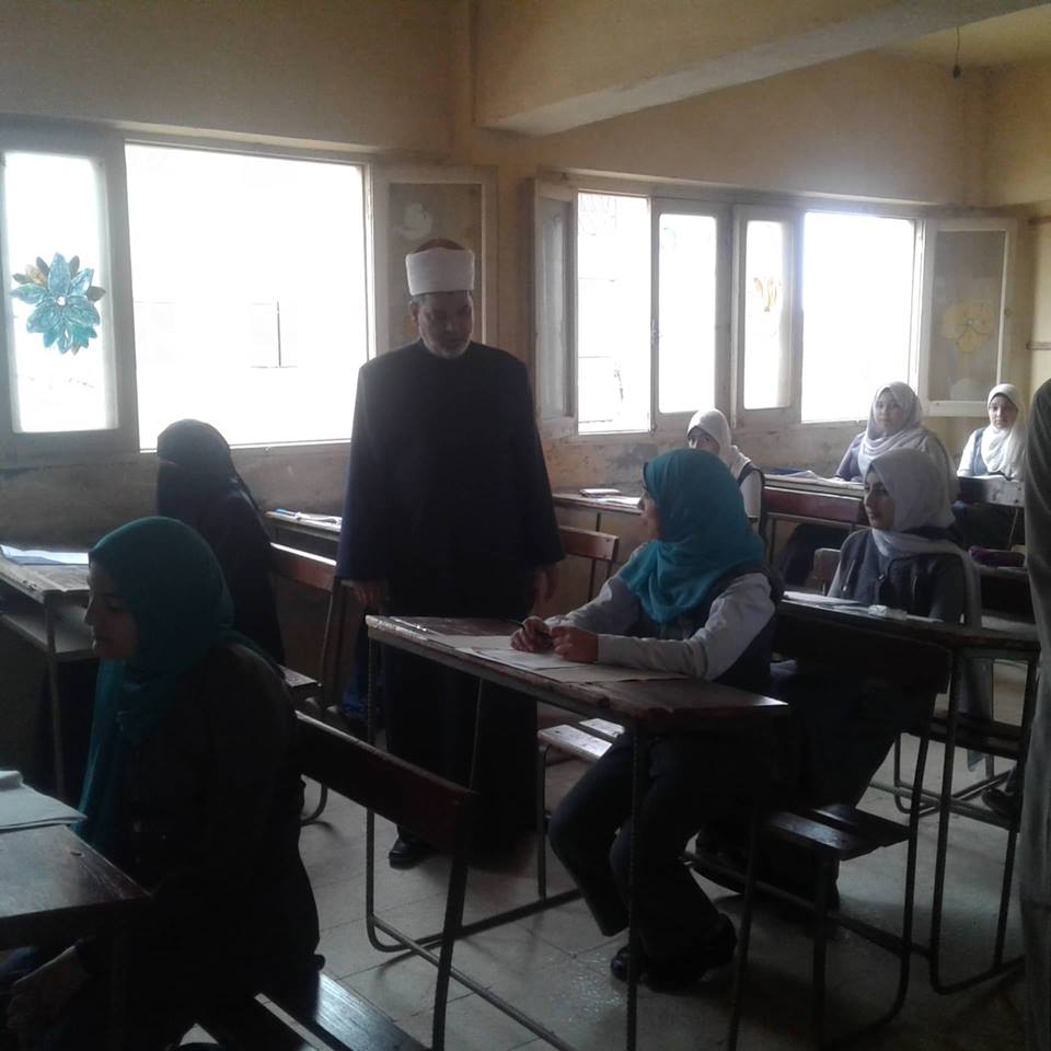 رئيس منطقة الشرقية الأزهرية يتابع امتحانات النقل بالزقازيق 3 رئيس منطقة الشرقية الأزهرية يتابع امتحانات النقل بالزقازيق