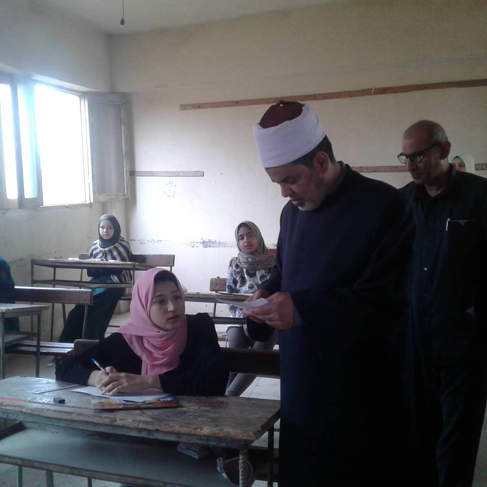 رئيس منطقة الشرقية الأزهرية يتابع امتحانات النقل بالزقازيق 1 رئيس منطقة الشرقية الأزهرية يتابع امتحانات النقل بالزقازيق