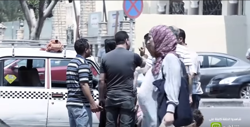 سائق تاكسي جشع يحاول استغلال سيدة.. شاهد رد فعل المصريين 1 سائق تاكسي جشع يحاول استغلال سيدة