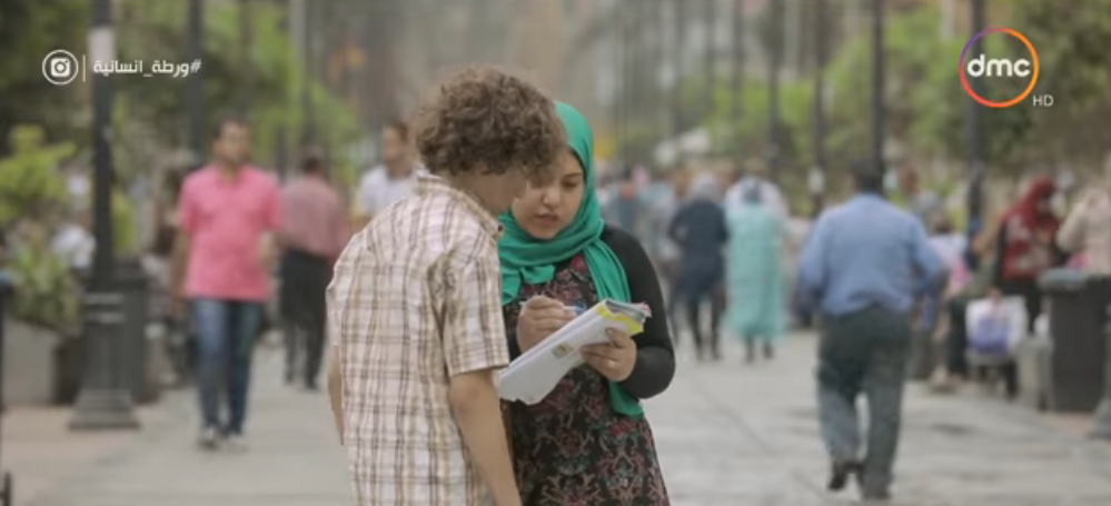 طفل يطلب من المارة تعليمه القراءة والكتابة في ورطة إنسانية.. شاهد رد فعل المصريين 1 طفل يطلب تعليمه القراءة والكتابة في ورطة إنسانية