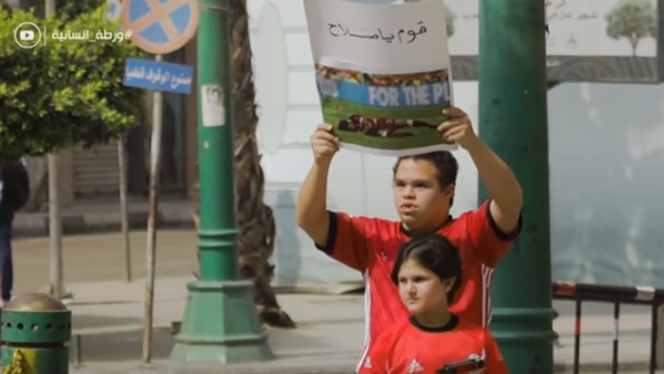 طفلين يحملان لافتة «قوم يا صلاح» في الشارع.. شاهد رد فعل المصريين 1 لافتة قوم يا صلاح