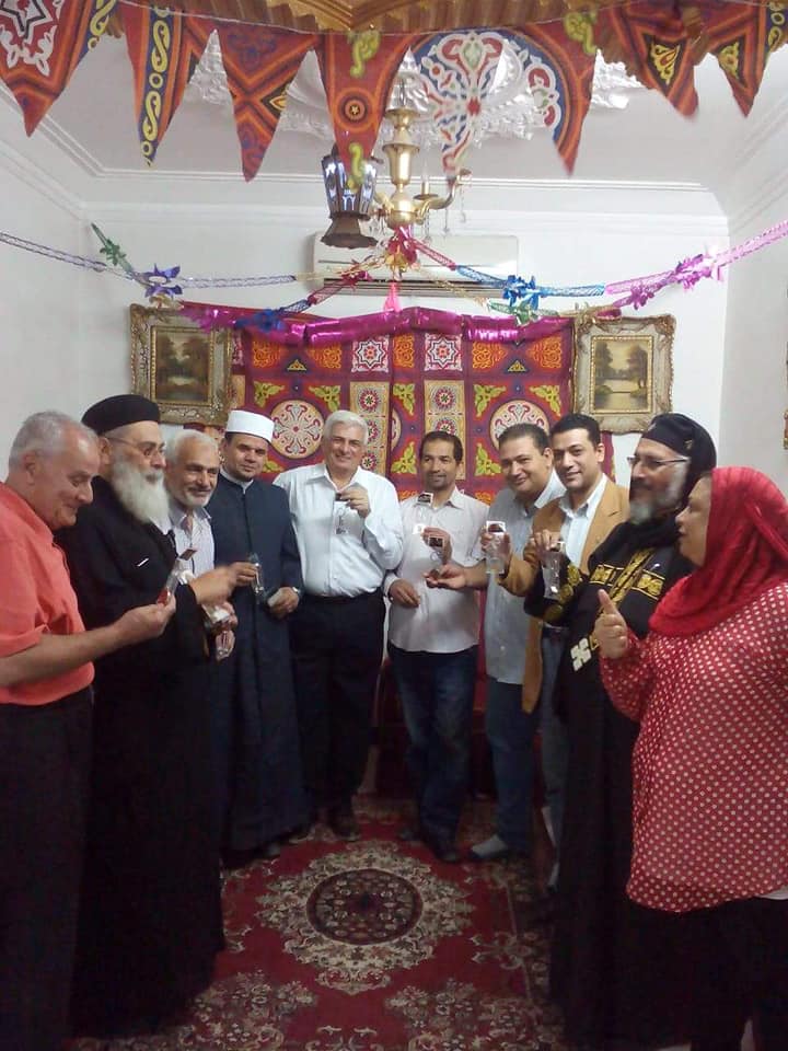 مسيحي يفطر أصدقاءه المسلمين بالزقازيق 2 مسيحي يفطر أصدقاءه المسلمين بالزقازيق (2)