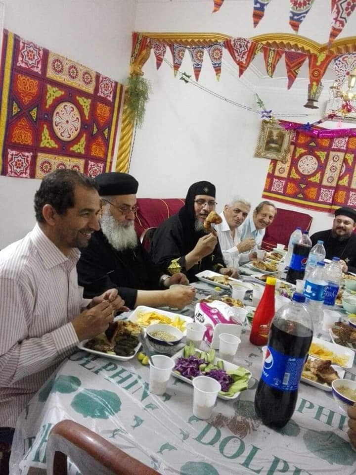 مسيحي يفطر أصدقاءه المسلمين بالزقازيق 1 مسيحي يفطر أصدقاءه المسلمين بالزقازيق (2)