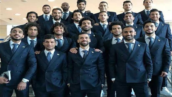 سر «الزراير الـ6 والحذاء الأبيض» فى بدلة لاعبي منتخب مصر 1 سر «الزراير الـ6 والحذاء الأبيض» فى بدلة المنتخب