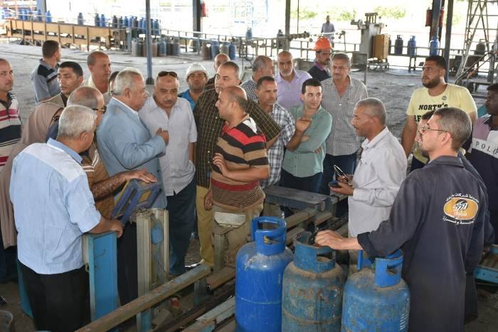 محافظ الشرقية من أبوحماد: لن أسمح بالمتاجرة بأقوات البسطاء و السلع المدعمة 1 محافظ الشرقية يشدد علي تكثيف الحملات التموينية و الرقابية على الأسواق و محطات الوقود