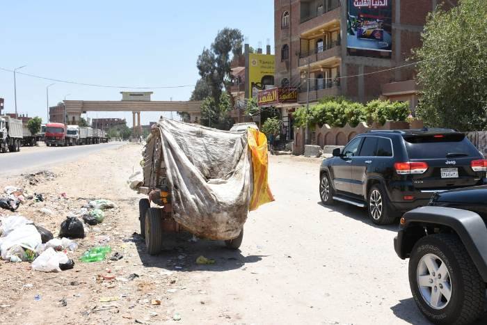 محافظ الشرقية يضبط نباش ويأمر باتخاذ الإجراءات القانونية حياله 1 محافظ الشرقية يضبط نباش ويأمر بإتخاذ الإجراءات القانونية حياله