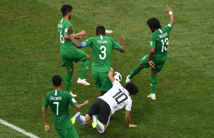 السعودية تفوز على مصر بهدفين في كأس العالم 1 السعودية تفوز على مصر بهدفين