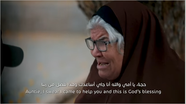 هذا ما فعله شاب إماراتي مع بائعة المناديل بمصر تقرأ القرآن 2 سيدة مسنة