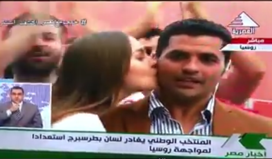 قبلة علي الهواء من روسية لمراسل التليفزيون المصري 1 قبلة علي الهواء من روسية لمراسل التلفزيون المصري