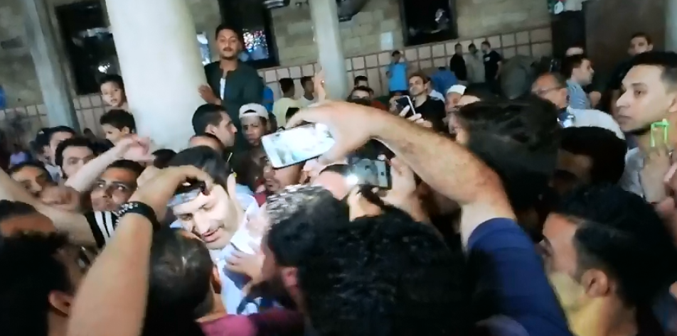 مظاهرة حب لعلاء مبارك في صلاة الفجر بمسجد الحسين بالقاهرة 1 علاء مبارك