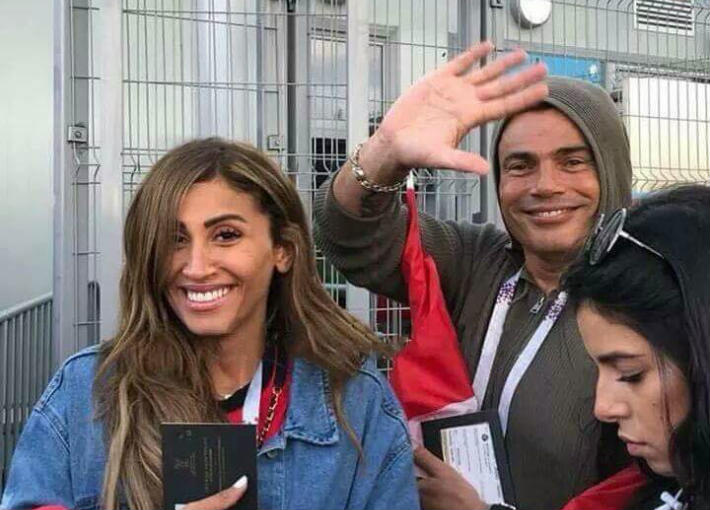 عمرو دياب يرفض محاولات دينا الشربيني لتخبئة وجهه 1 عمرو دياب و دينا الشربيني بروسيا