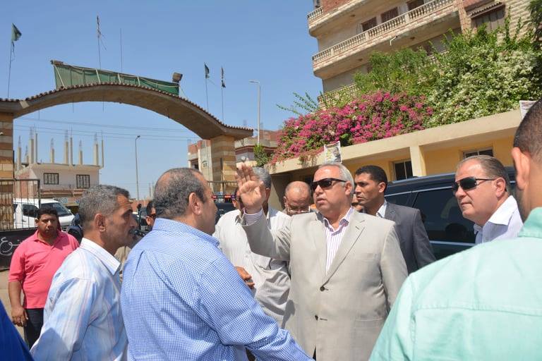 محافظ الشرقية يتفقد موقف الأحرار بالزقازيق ويؤكد: «لن أسمح بابتزاز المواطنين» 2 محافظ الشرقية في جولة مفاجئة لمجمع المواقف بمنطقة الأحرار بالزقازيق