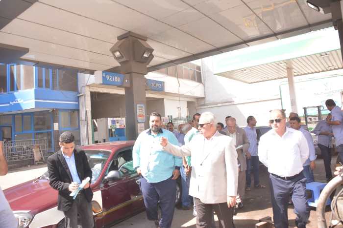 محافظ الشرقية يتفقد عدداً من محطات الوقود بالزقازيق 4 محافظ الشرقية يتفقد عدداً من محطات الوقود بمدينة الزقازيق
