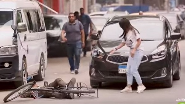 نصاب يلقي بنفسه أمام السيارات للحصول على المال.. شاهد رد فعل المصريين في الصدمة 3 1 نصاب يلقي بنفسه أمام السيارات