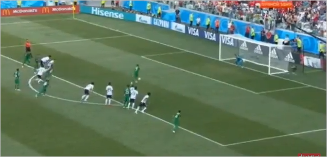 هدف التعادل لمنتخب السعودية من ضربة الجزاء في مرمى عصام الحضري 1 هدف السعودية