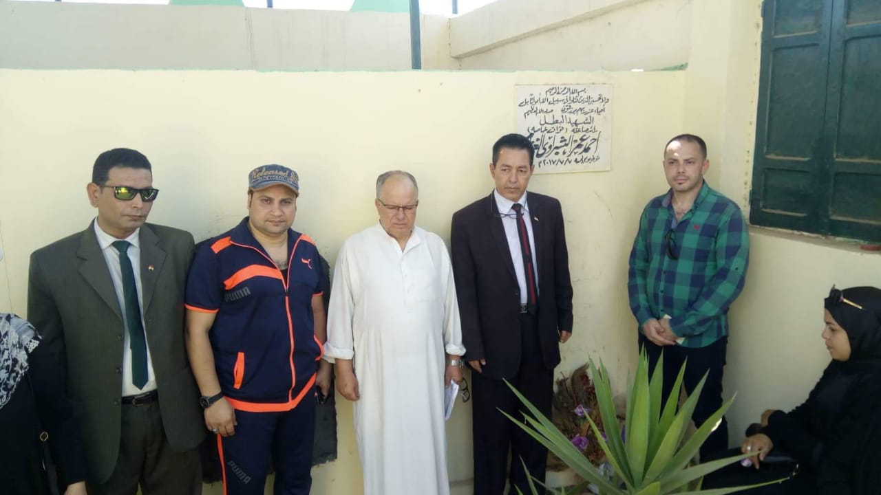أسرة الشهيد الشبراوي أمام قبره أثناء قراءة الفاتحة