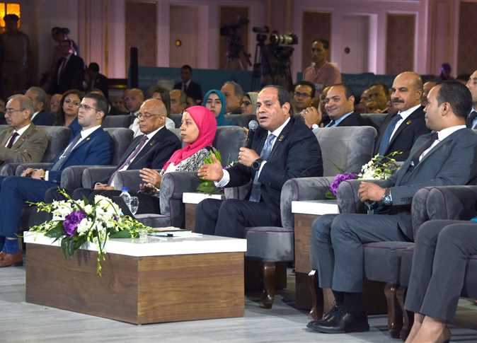 السيسي يداعب الحضور: بحبكم كلكم واستحملوا بقي الكيكي 1 السيسي يداعب الحضور