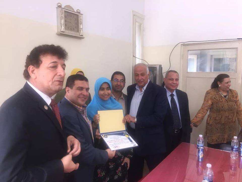 رئيس مدينة فاقوس يكرم الطالبة الزهراء جمال الأولى على الجمهورية في الثانوية العامة 1 رئيس مدينة فاقوس يركم الطالبة الزهراء جمال الأولى على الجمهورية في الثانوية العامة