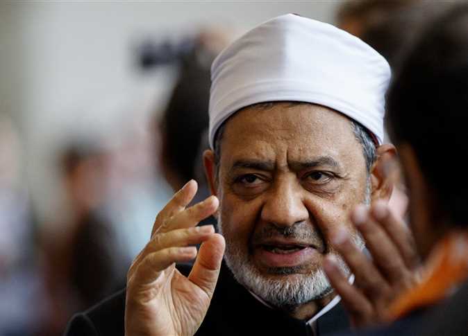 شيخ الأزهر يقدم هدية لوالدي الطالبة المقتولة