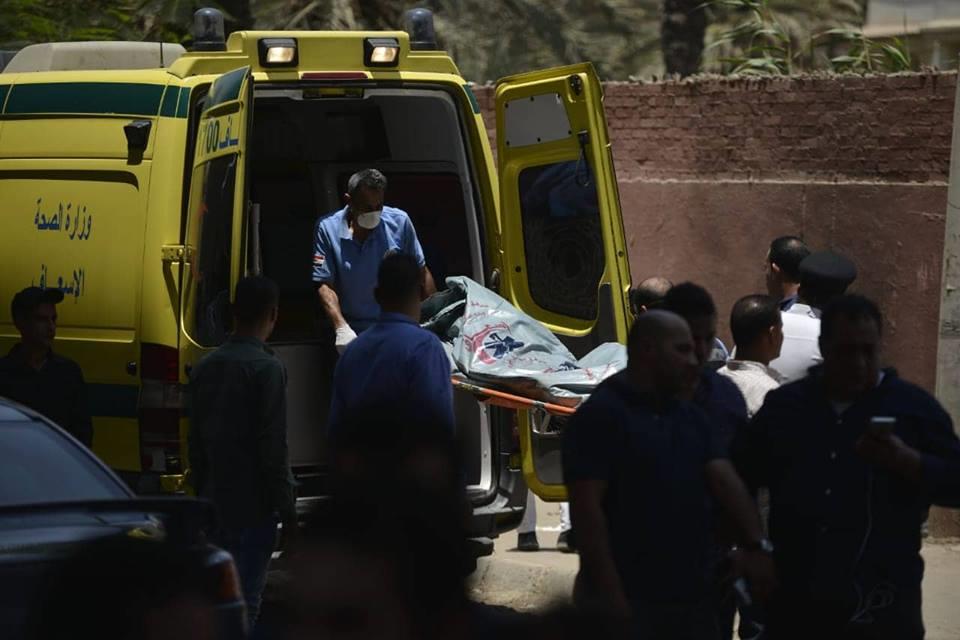 لحظة نقل جثث أطفال المريوطية إلى سيارة الإسعاف (2)