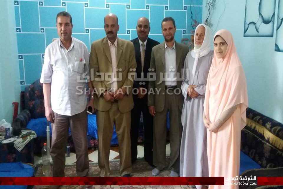 مدير إدارة أبوحماد الأزهرية يهنئ سلوى عرابي لحصولها على المركز السادس في الثانوية 1 مدير إدارة أبوحماد الأزهرية يهنئ سلوى بنت أبوحماد لحصولها على المركز السادس في الثانوية