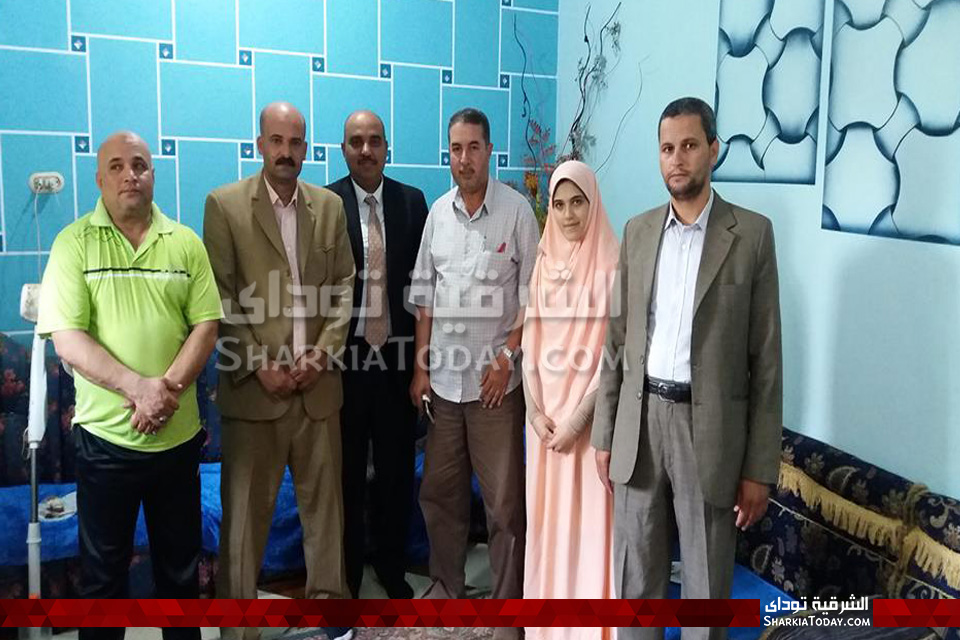 مدير إدارة أبوحماد الأزهرية يهنئ سلوى عرابي لحصولها على المركز السادس في الثانوية 2 مدير إدارة أبوحماد الأزهرية يهنئ سلوى بنت أبوحماد لحصولها على المركز السادس في الثانوية