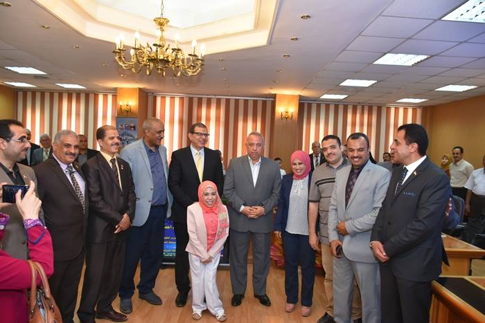 وزير القوى العاملة يتوجه لإحدى حالات ذوي الإحتياجات الخاصة لتسليمها عقد العمل 1 وزير القوى العاملة يتوجه لإحدى حالات ذوي الإحتياجات الخاصة لتسليمها عقد العمل