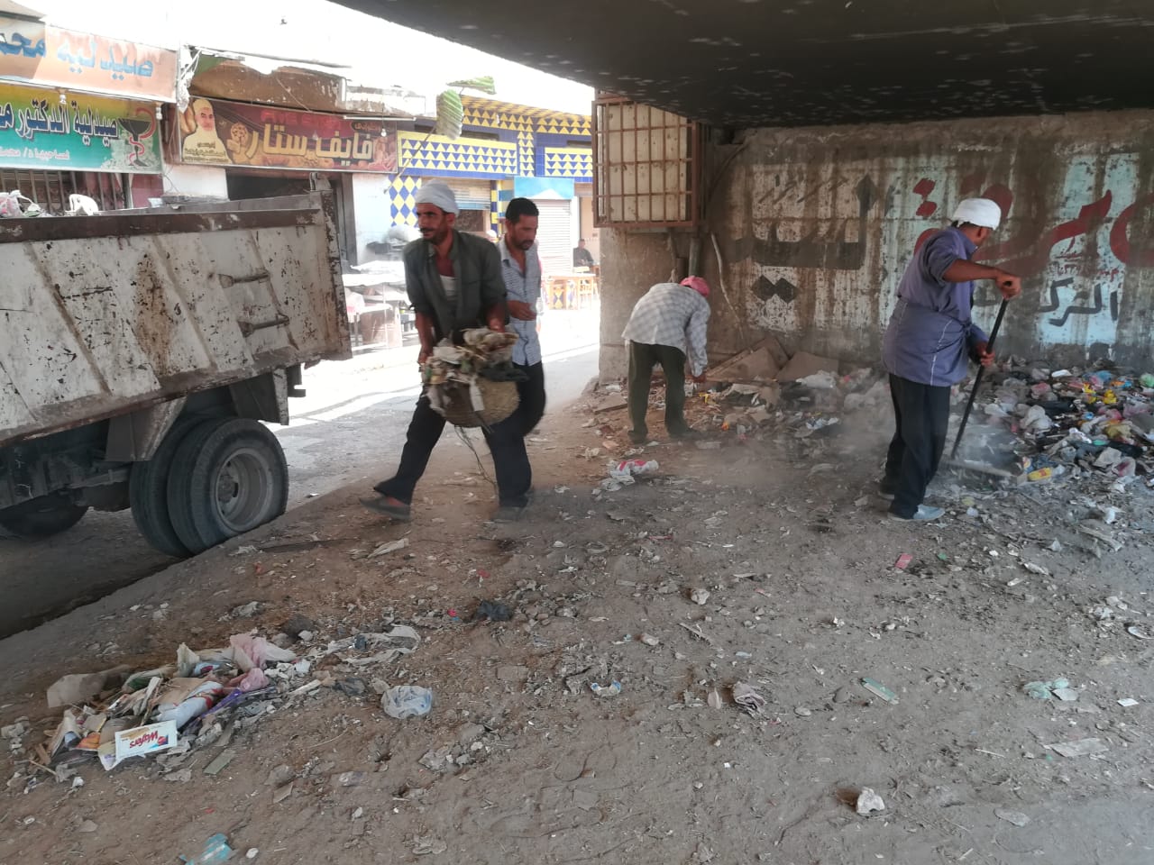 رئيس مدينة الزقازيق الجديد يشدد على أعمال النظافة 2 أعمال النظافة