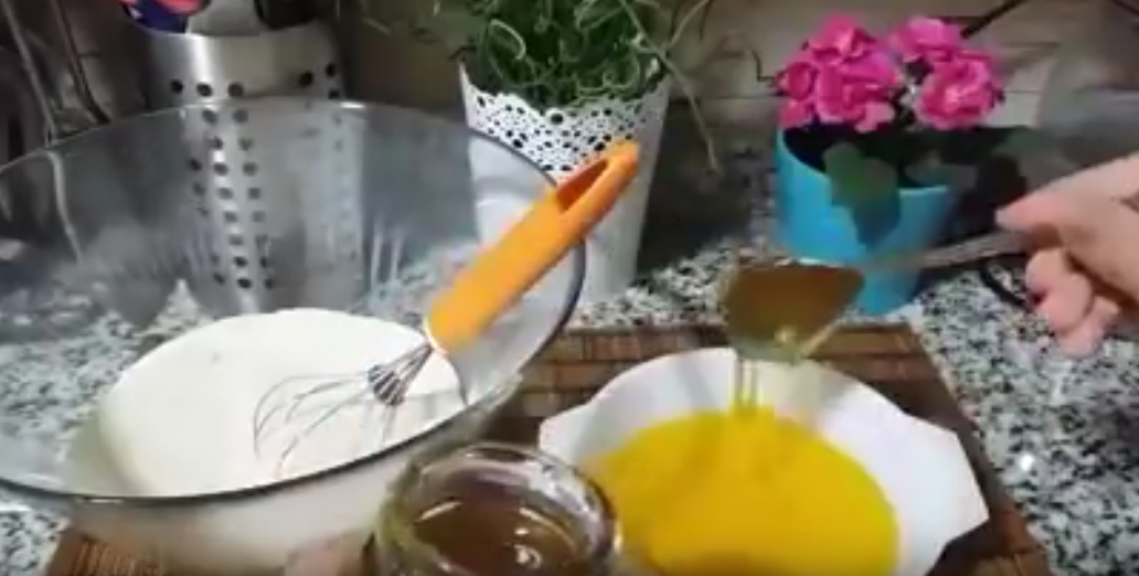 البسبوسة من مطبخ مروة الشافعي 3 ملعقة العسل الأبيض مع السمن
