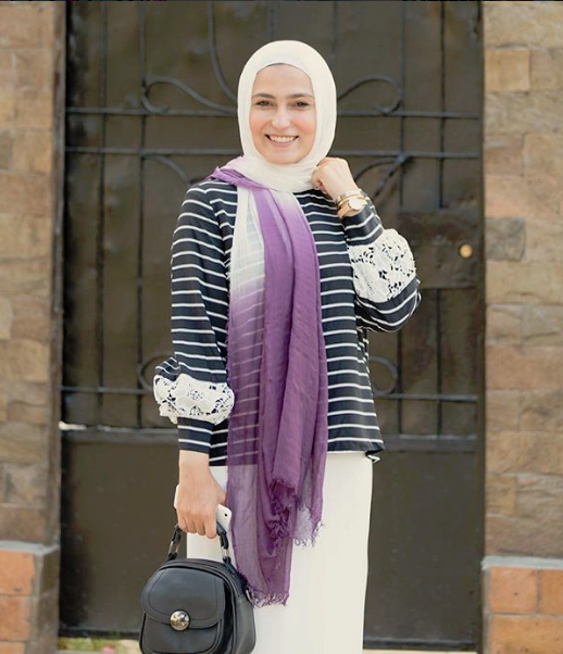 نصائح ذهبية لاختيار إطلالتك الجامعية من وفاء عز الدين 39 تيشرت مقلم على جيبة بيضاء