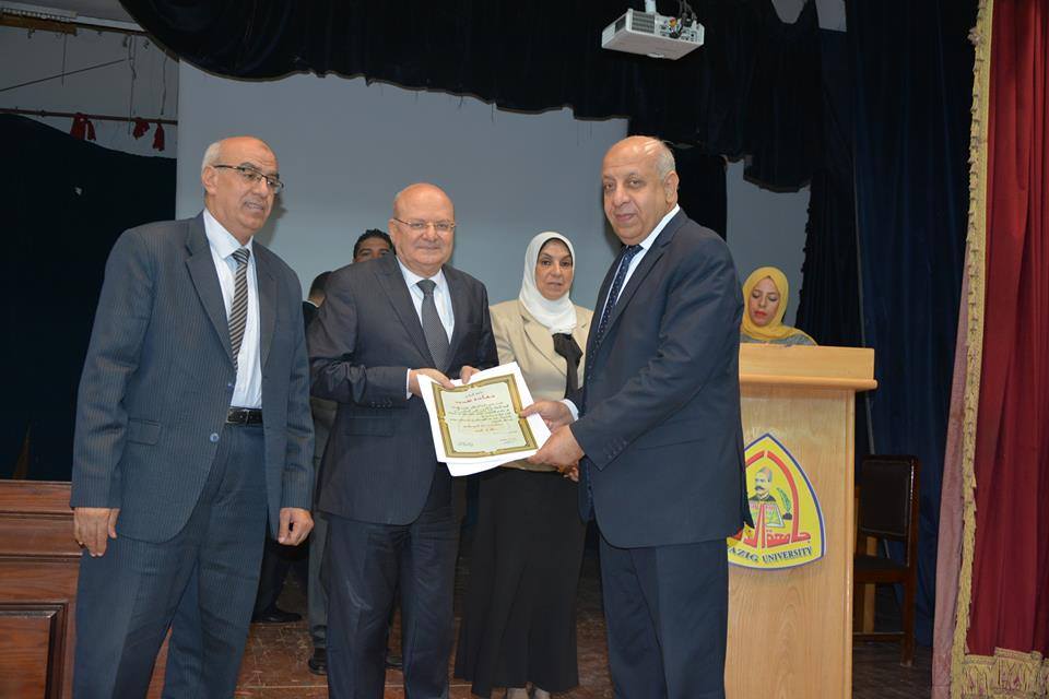 رئيس جامعة الزقازيق يكرم 323 من المحالين للمعاش 2 تسليم الشهادات للعاملين بالجهاز الإداري