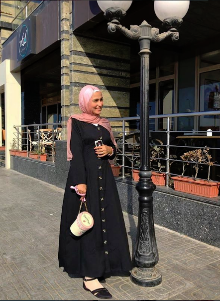 نصائح ذهبية لاختيار إطلالتك الجامعية من وفاء عز الدين 44 دريس أسود من وفاء عز الدين