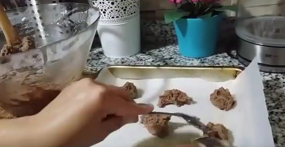 أسهل طريقة لعمل كوكيز بالشوكليت شيبس من مطبخ مروة الشافعي 4 كوكيز بالشوكليت شيبس من مطبخ مروة الشافعي