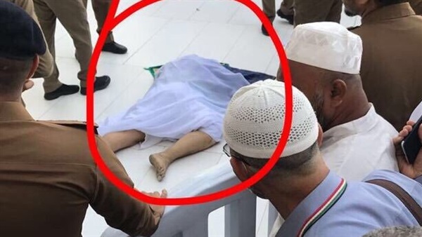 لحظة تخلص حاج من حياته في الحرم المكي 1 لحظة انتحار حاج في الحرم المكي