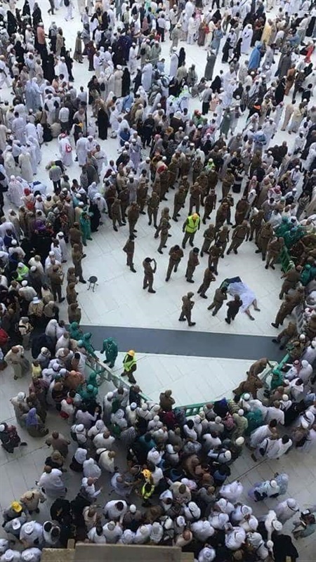لحظة تخلص حاج من حياته في الحرم المكي 7 لحظة انتحار حاج في الحرم المكي