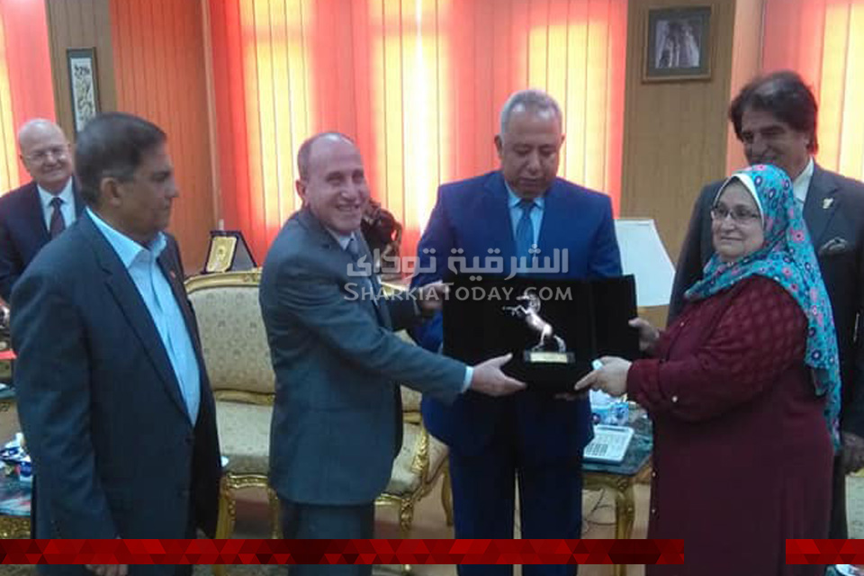 محافظ الشرقية يستقبل رئيس مجلس إدارة شركة القناة لتوزيع الكهرباء 2 يستقبل رئيس مجلس إدارة شركة القناة لتوزيع الكهرباء