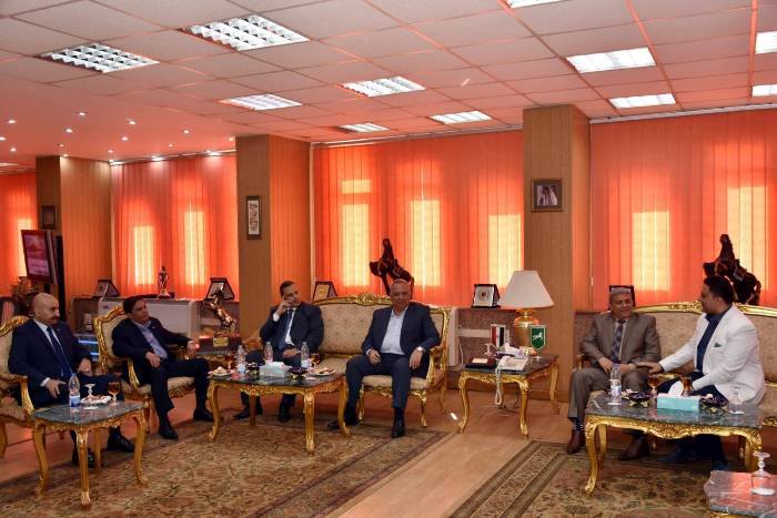 محافظ الشرقية يستقبل مدير الأمن الجديد في الديوان العام 2 محافظ الشرقية يستقبل مدير الأمن الجديد بمكتبه بالديوان العام