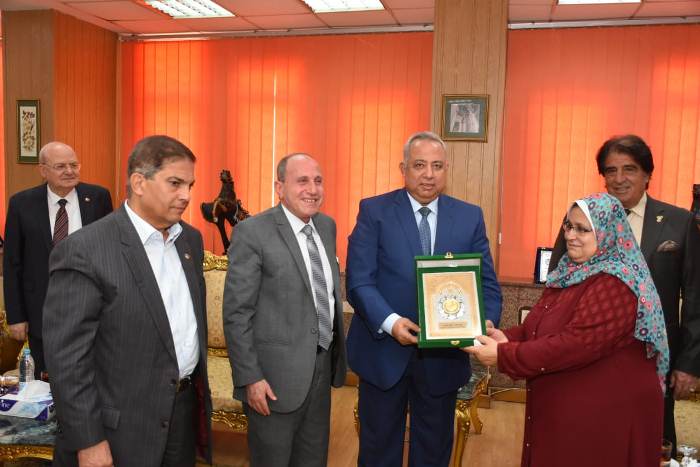 محافظ الشرقية يُكرم رئيس قطاع كهرباء جنوب الشرقية 3 محافظ الشرقية يُكرم رئيس قطاع كهرباء جنوب الشرقية