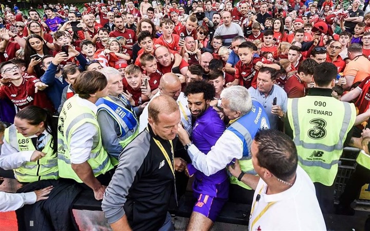 محمد صلاح يلجأ لقوات الأمن للهروب من الجماهير 2 محمد صلاح يلجأ لقوات الأمن للهروب من الجماهير