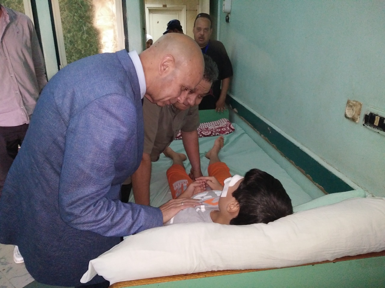 وكيل الصحة يطمئن على طفل العاشر الذي فقئت عينه بالمدرسة 1 الطفل الذي فقئت عينه